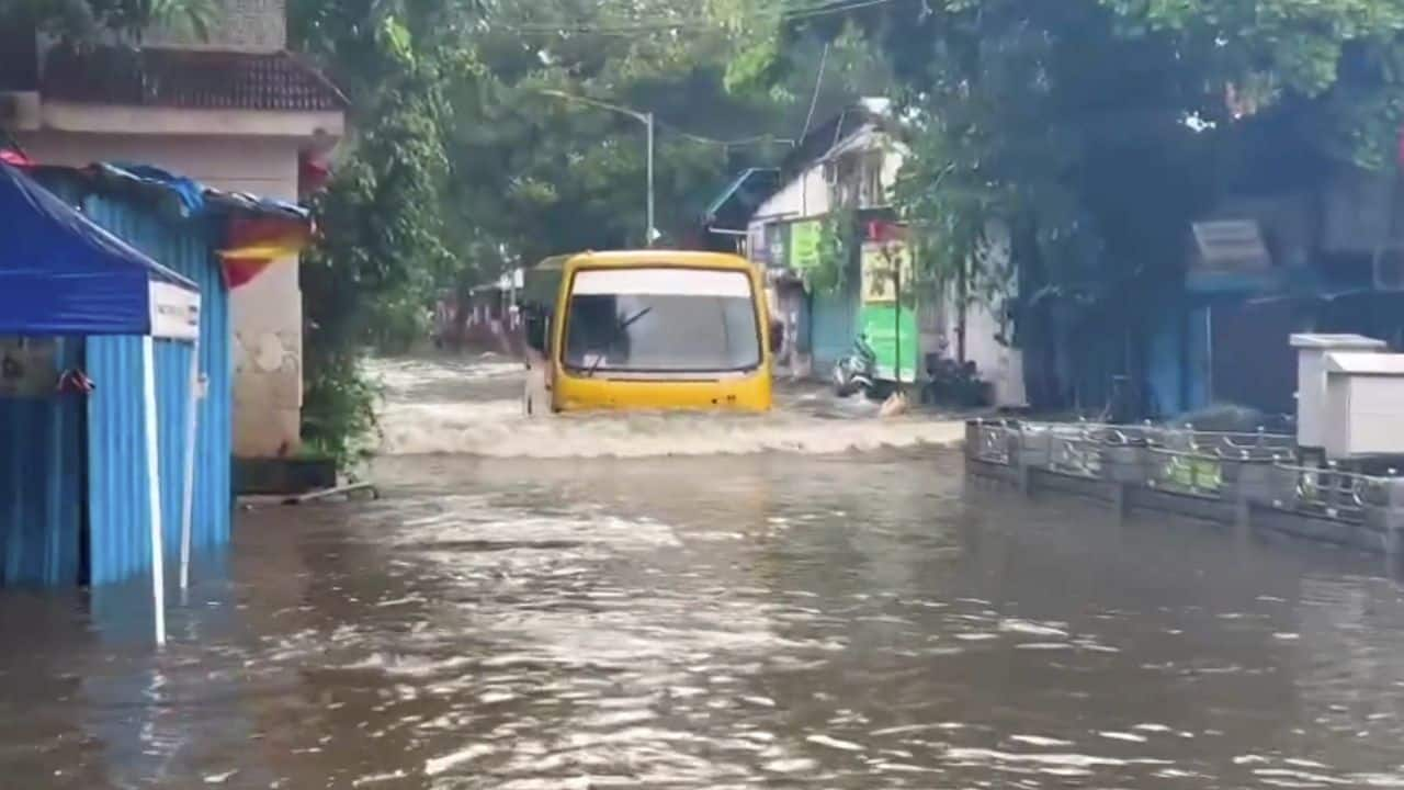 Mumbai Faces Waterlogging Traffic Disruptions Amid Heavy Rainfall