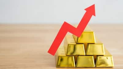 Gold prices surge as Powell hints at potential rate cut