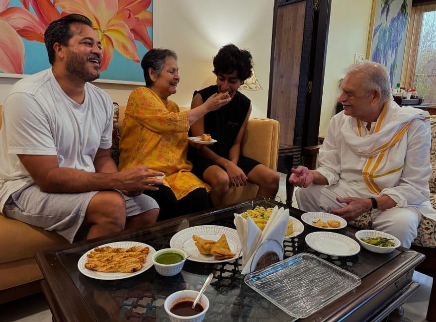 Meghna Gulzar enjoys samosa and chai with family during Monsoon, shares rare pic of mother and veteran actor Rakhee with dad Gulzar together