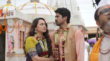 Kakuda review: Sonakshi Sinha and Saqib Saleem in Kakuda. The story pits the rational mind against an emotional bhoot, with an almost obsequious ghost hunter mediating. (Image courtesy Zee5)