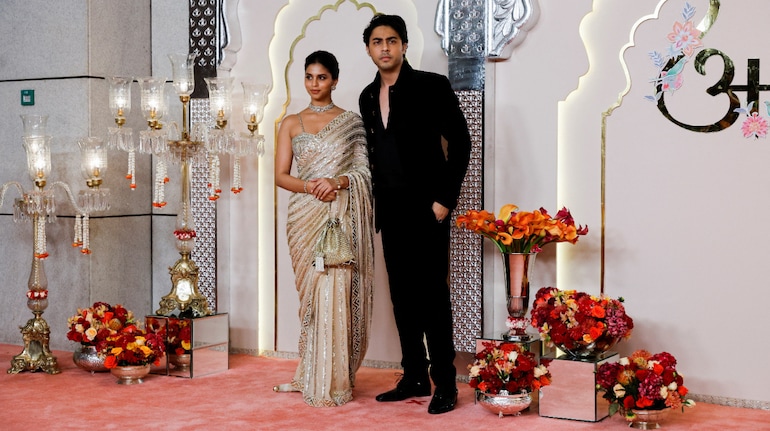 Shah Rukh Khan's children Suhana Khan in shimmer saree and Aaryan Khan ...