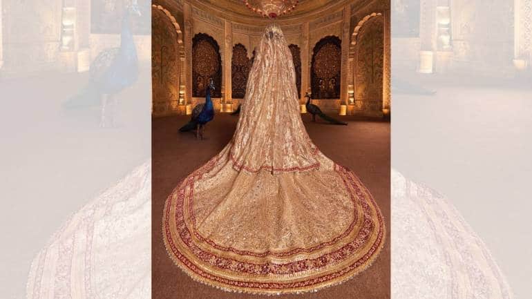 A five-meter head veil, designed with delicate jaali and cut-work, draped gracefully over Radhika, enhancing her regal presence. Complementing this was a tissue shoulder dupatta, adding a soft, ethereal touch to the overall look. The ghagra and veil glittered with Naqshi, Saadi, and Zardozi hand-embroidered floral booties, lavishly decorated with stones, sequins, tamba tikkis, and a touch of red Resham (Image: @rheakapoor, @abujanisandeepkhosla/Instagram)