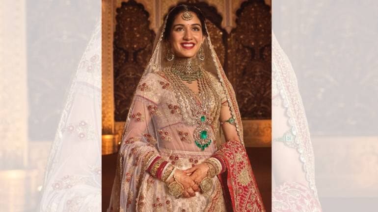 This intricate workmanship showcased the finest amalgamation of traditional Indian embroidery techniques. The 80-inch detachable trail was a Zardozi marvel, adding an element of drama and opulence to the ensemble. The look was completed with a fully embroidered red shoulder dupatta, which uplifted the silhouette with its maximal drama and vibrant hue (Image: @rheakapoor, @abujanisandeepkhosla/Instagram)