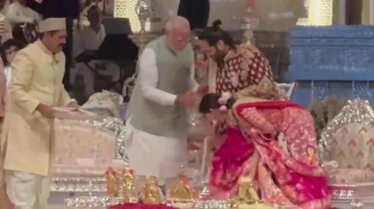 PM Modi blesses Anant, Radhika Merchant Ambani at Shubh Aashirwad ...