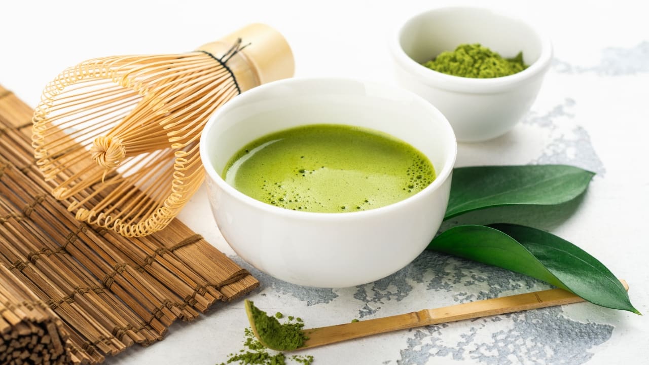 Matcha Tea: Matcha is a type of powdered green tea that contains a concentrated amount of antioxidants and caffeine. It can enhance metabolism and increase fat burning, making it a great addition to your morning routine. How to prepare: - Add one teaspoon of matcha powder to a cup. - Pour in hot water (not boiling) and whisk until frothy. - You can add a splash of almond milk or a bit of honey if you prefer a sweeter taste. Matcha tea provides a sustained energy boost without the jitters often associated with coffee, and its fat-burning properties are an added bonus (Image: Canva)