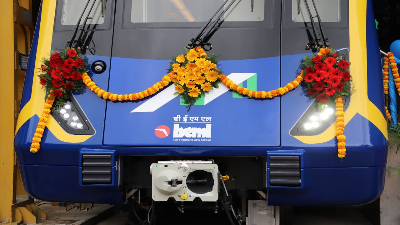 The 6-car trainset has a capacity of carrying about 2,306 passengers, with seating for 298 passengers. The 6-car trainset has a capacity of carrying about 2,306 passengers, with seating for 298 passengers.
