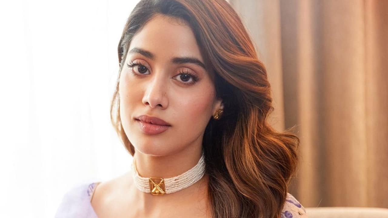 Janhvi Kapoor admitted in hospital due to food poisoning