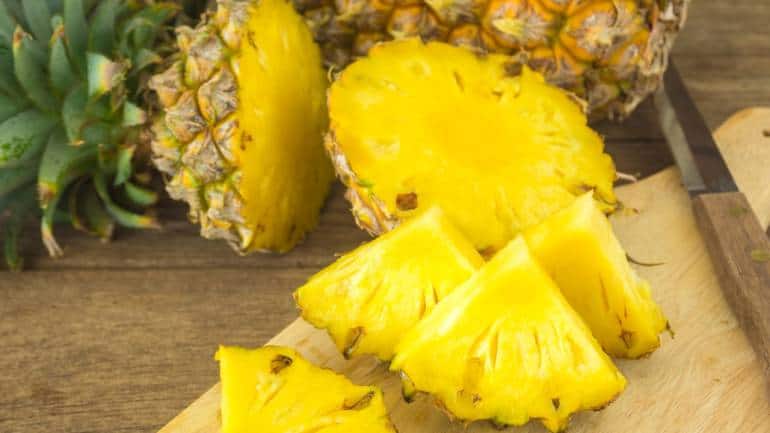 Reducing inflammation: Chronic inflammation is a contributing factor to many diseases, including arthritis, asthma, and heart disease. Pineapple's bromelain content has potent anti-inflammatory effects that can help reduce inflammation throughout the body. Research suggests that bromelain may be effective in alleviating symptoms of osteoarthritis and rheumatoid arthritis by reducing pain and improving joint function. It may also help speed up recovery after surgery or strenuous exercise by reducing swelling and inflammation (Image: Canva)