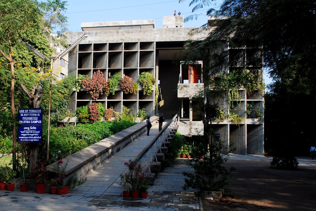 ATMA House, Ahmedabad. The climatic response is local, and the brutalist language of the building was characteristic of most government structures erected in the city post-independence. (Photo credit: Sanyambahga via Wikimedia Commons)