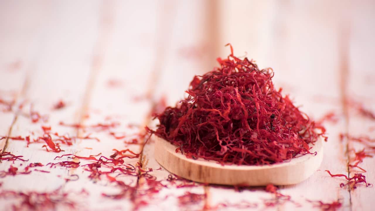 Saffron: Saffron is known for its antioxidant properties. Consuming saffron milk can help improve vision and protect the eyes from UV damage. (Image: Canva)
