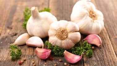 Garlic: Contains sulfur, taurine, and lipoid acid, which help rebuild damaged collagen fibers. Garlic's sulfur content supports the production of collagen, while taurine and lipoid acid aid in repairing and maintaining the skin's structure. (Image: Canva)