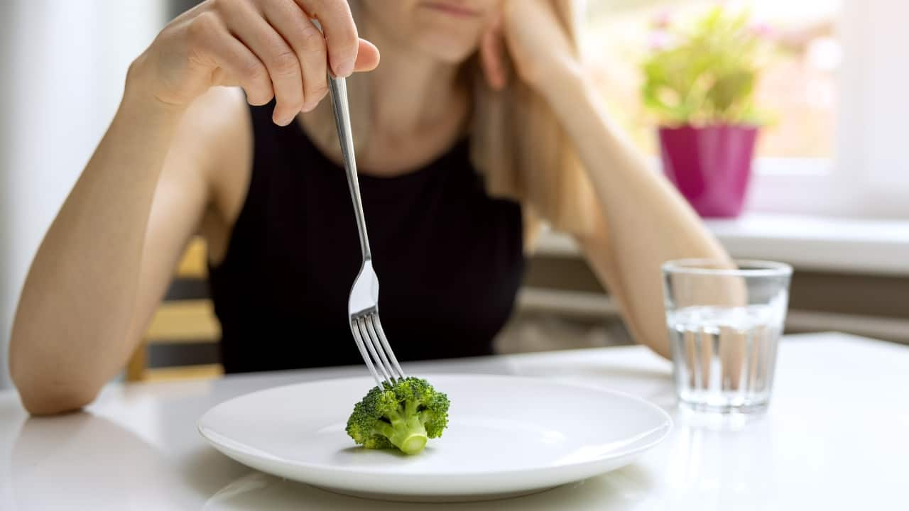 Symptoms of eating disorders: Watch out for extreme dieting, even ...