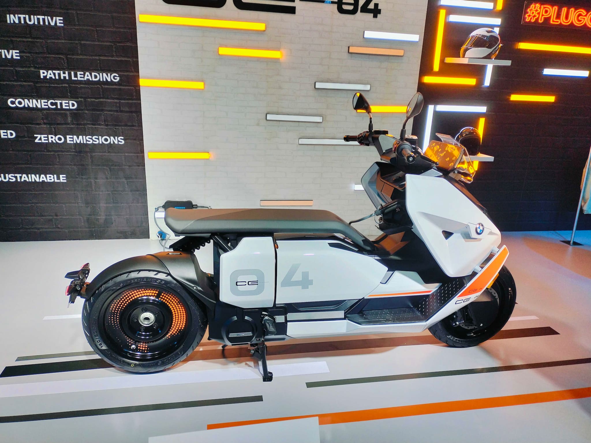 The design of the BMW CE 04 focuses on a slim energy storage unit in the underfloor assembly and a compact drivetrain. This layout allows for innovative features such as a side-folding charging compartment and a floating seat. The scooter's low center of gravity enhances handling, offering both surprising dynamism and timeless riding pleasure. 