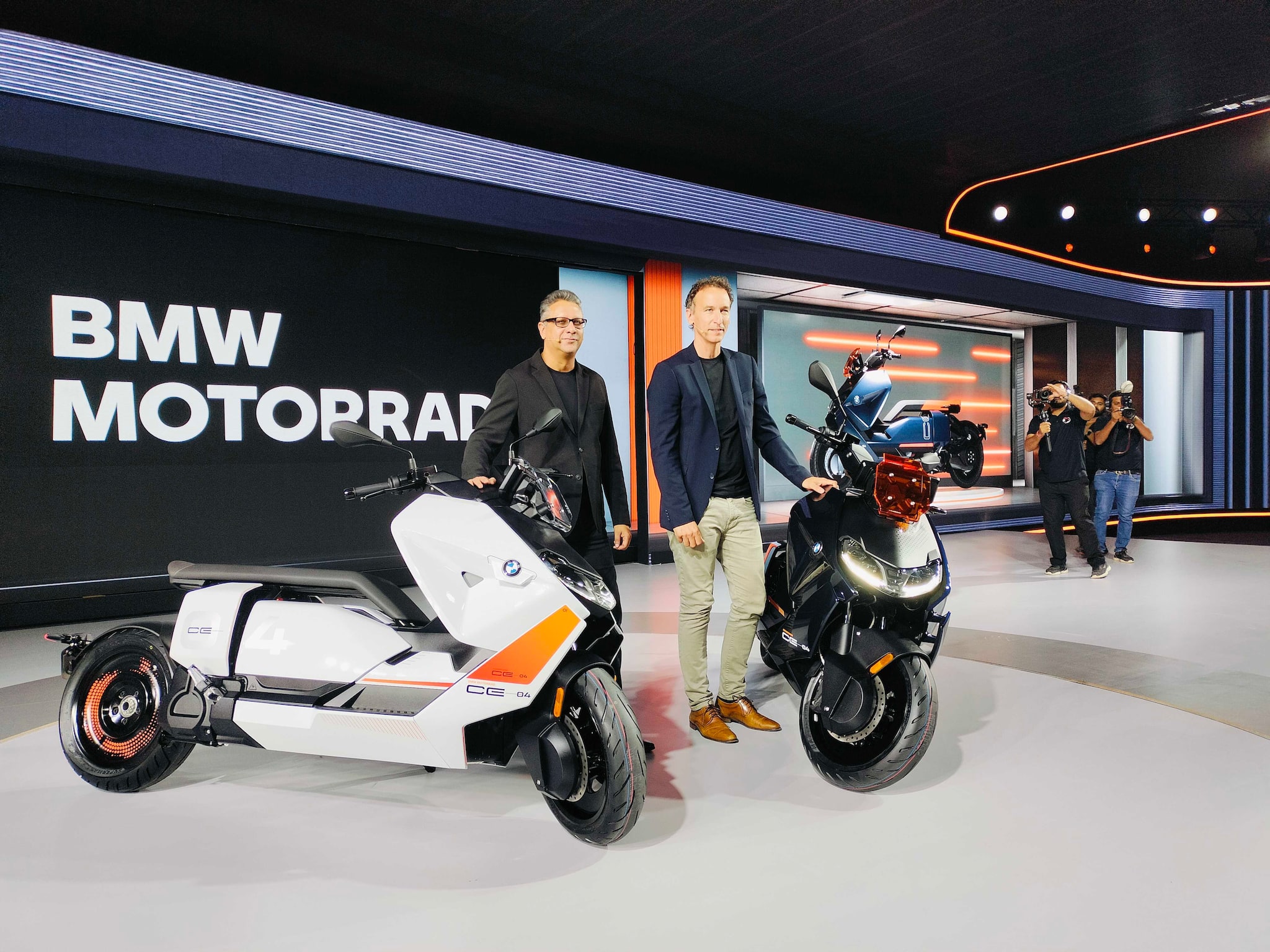 The BMW CE 04 is equipped with a permanent-magnet liquid-cooled synchronous motor, delivering a maximum power of 42 hp at 4,900 rpm and a peak torque of 45.7 lb-ft at 1,500 rpm. The scooter accelerates from 0 to 30 mph in just 2.6 seconds and has an electronically limited top speed of 75 mph. It offers an approximate range of 80 miles on a full charge.