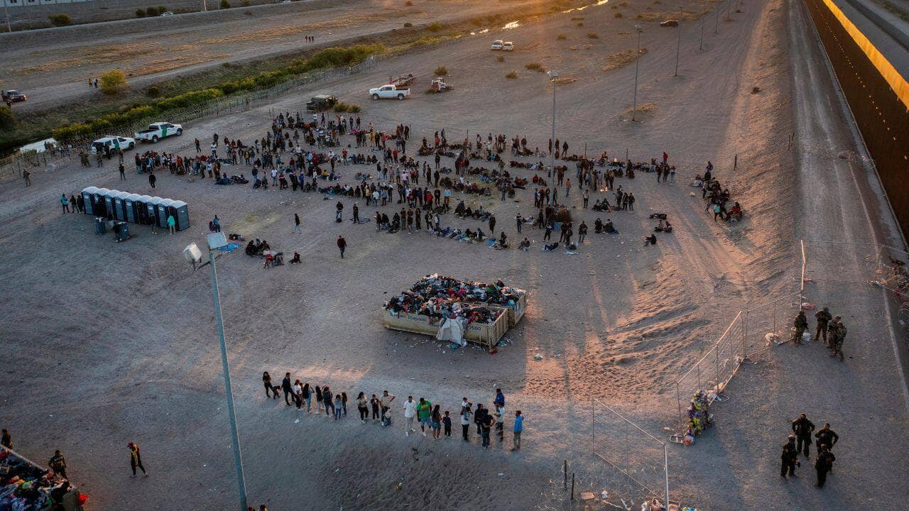 Defying crackdown, thousands of migrants travel in caravans to US border