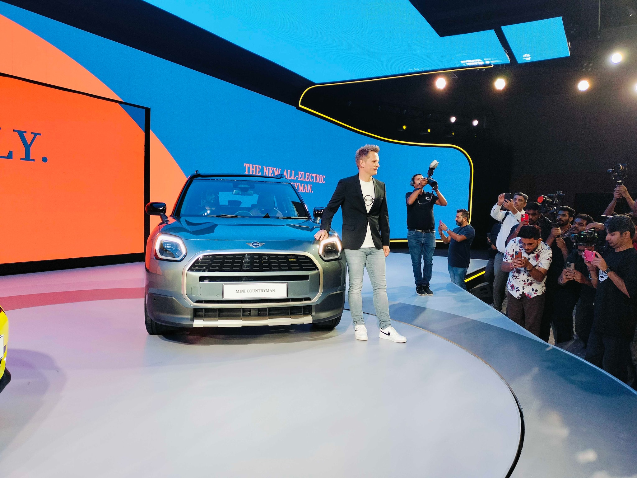 The all-electric MINI Countryman, designed for family use, boasts a powerful electric drive with 204 hp and a range of up to 462 km on a single charge. It features a fast-charging capability, allowing for a 10-80% charge in just 29 minutes with a 130 kW DC charger. The vehicle’s interior is enhanced by a panoramic glass roof and advanced driver assistance systems, including Cruise Control and Parking Assistant.