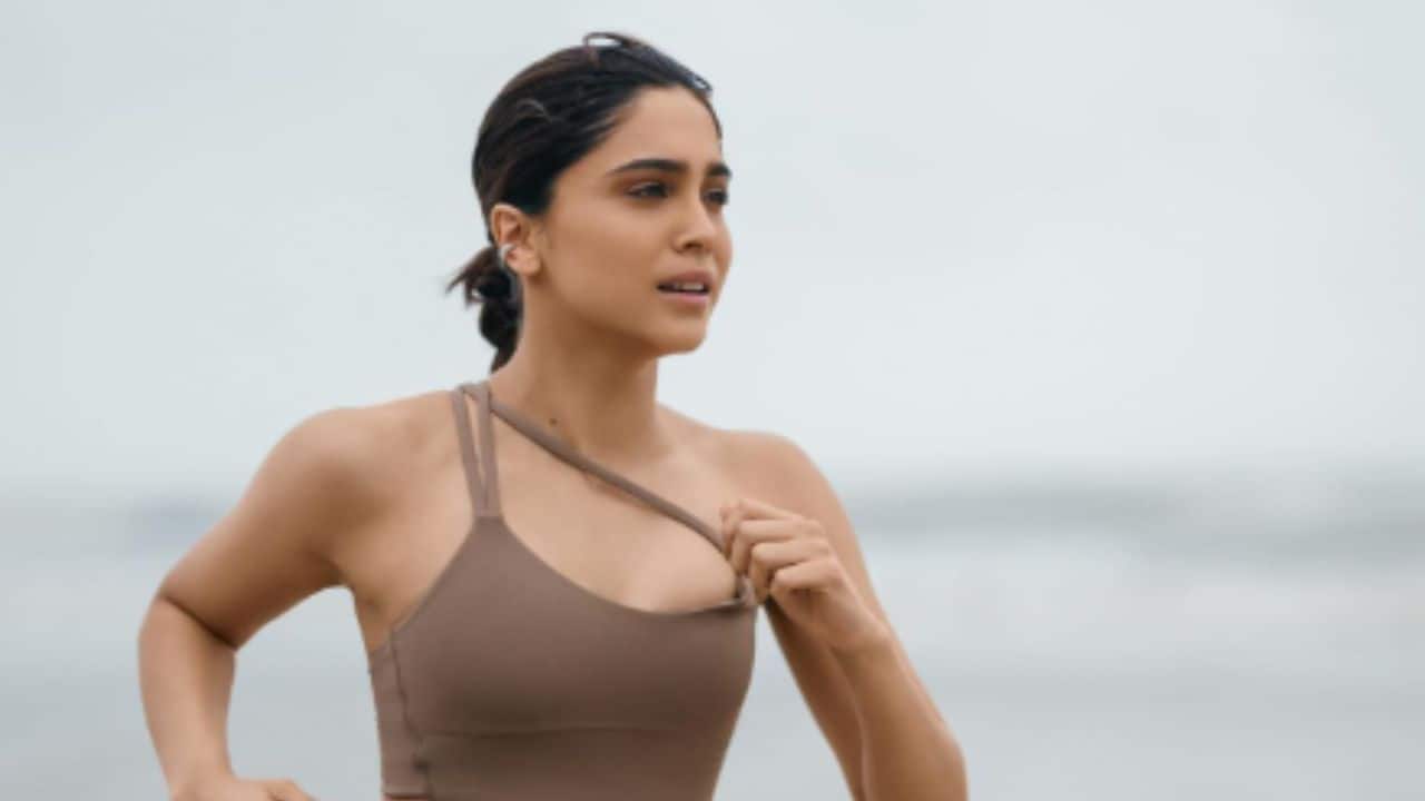 Sharvari enjoys a beach run to train before Alpha shoot with Alia Bhatt