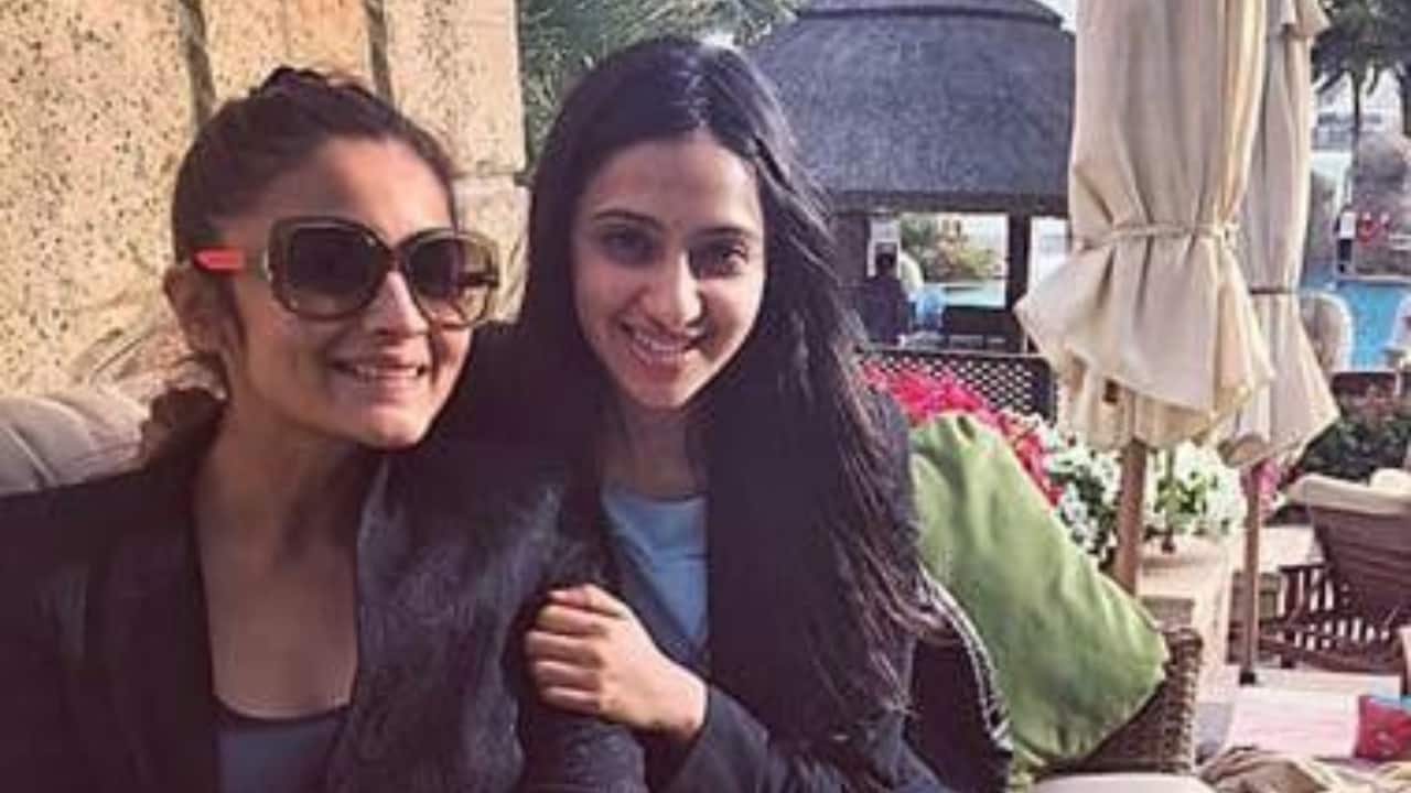 Alia Bhatt: A Friend to Many Alia Bhatt, one of Bollywood’s most talented and versatile actresses, is known for her close friendships within the industry. Her bond with several contemporaries showcases her warm and affable nature. Alia shares a particularly special friendship with Akansha Ranjan Kapoor, often referring to her as her best friend. Their friendship is filled with fun, laughter, and mutual support, frequently sharing pictures and moments on social media.