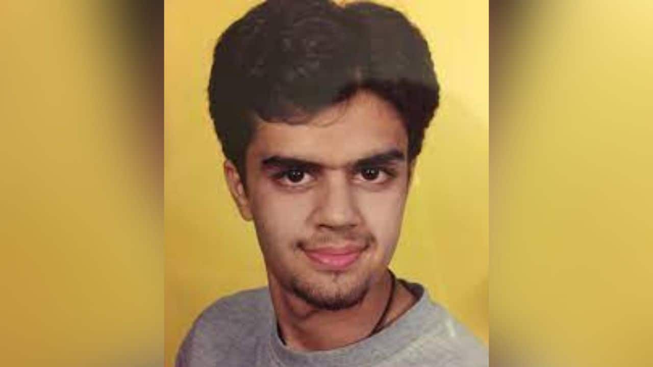 Early life Born on August 3, 1981, in Delhi, Maniesh Paul began his career in the entertainment industry as a VJ and RJ. He moved to Mumbai to pursue his dreams and quickly made a name for himself with his charismatic personality. Early life Born on August 3, 1981, in Delhi, Maniesh Paul began his career in the entertainment industry as a VJ and RJ. He moved to Mumbai to pursue his dreams and quickly made a name for himself with his charismatic personality.