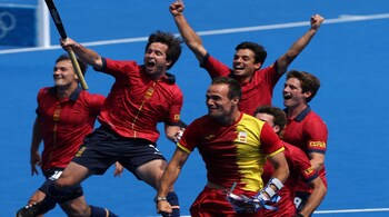 Spain's players celebrate winning the men's quarter-final field hockey match between Belgium and Spain during the Paris 2024 Olympic Games at the Yves-du-Manoir Stadium in Colombes on August 4, 2024. (Photo by AFP)