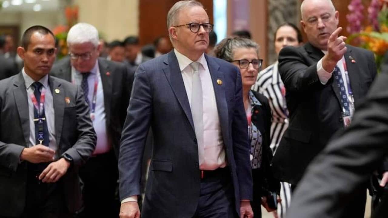 Australian PM heckled at Bondi memorial as Hanukkah beach shooting reignites country’s antisemitism and gun control debate