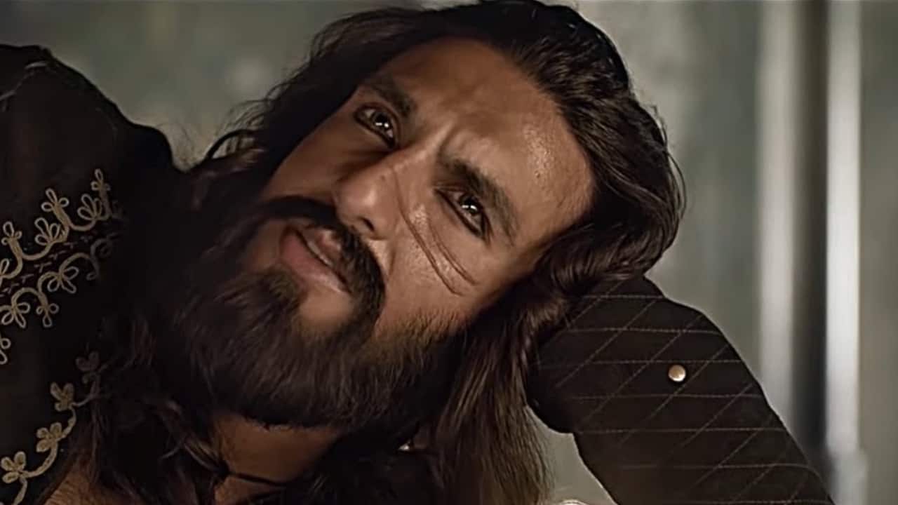 2) Padmaavat - As Alauddin Khilji in "Padmaavat," Ranveer Singh delivered one of his most iconic performances. He embodied the menacing and ambitious Sultan with a ferocity that was both terrifying and mesmerizing. His intense preparation and complete immersion into Khilji's ruthless persona highlighted his versatility and commitment to his craft, earning him widespread acclaim. 2) Padmaavat - As Alauddin Khilji in "Padmaavat," Ranveer Singh delivered one of his most iconic performances. He embodied the menacing and ambitious Sultan with a ferocity that was both terrifying and mesmerizing. His intense preparation and complete immersion into Khilji's ruthless persona highlighted his versatility and commitment to his craft, earning him widespread acclaim.