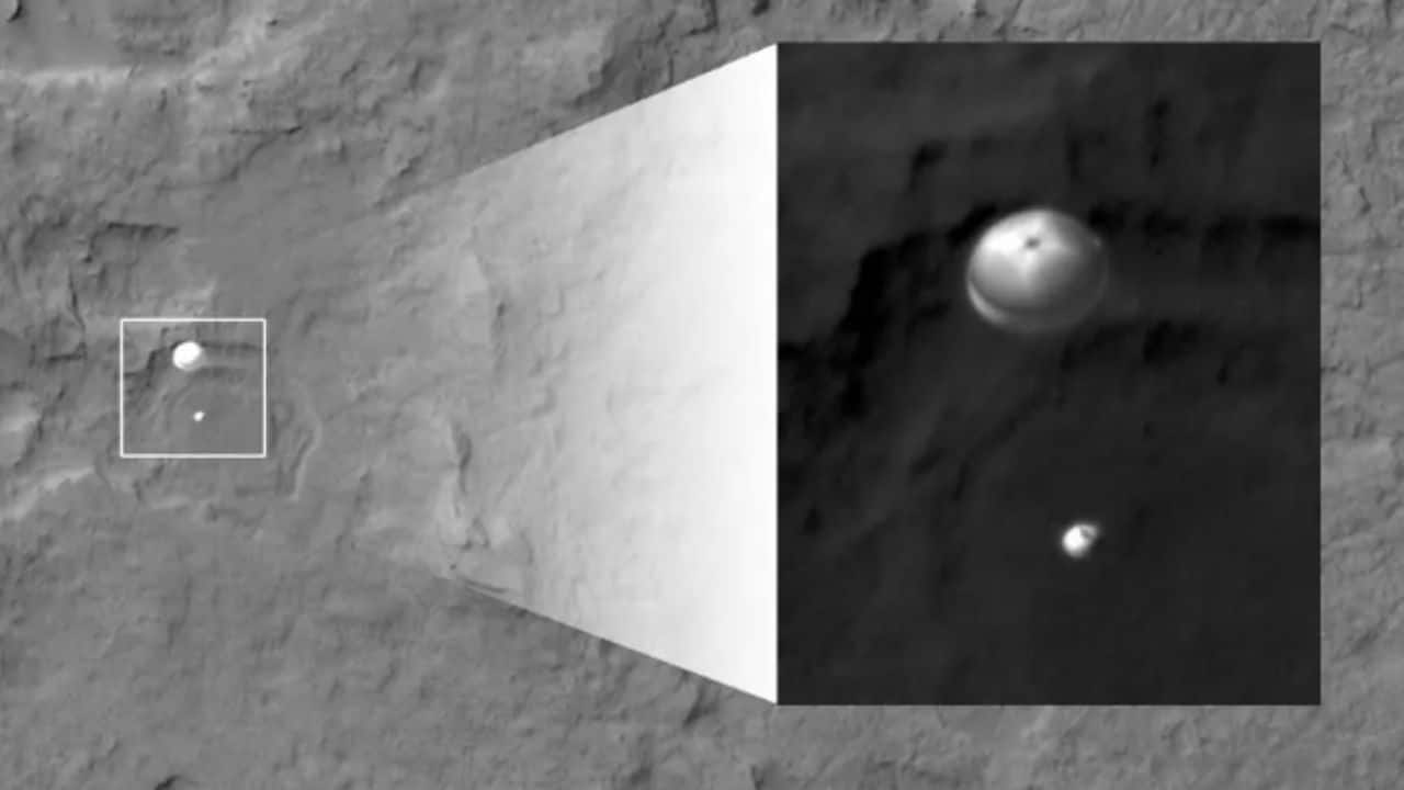 On August 5, 2012, NASA’s Curiosity rover, encased in its aeroshell, descended through the Martian atmosphere on a parachute. (Image: NASA/JPL-Caltech/University of Arizona)