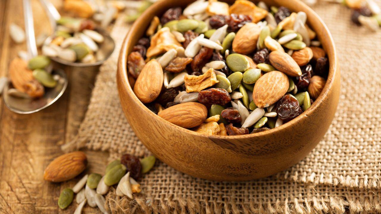 Nuts and seeds: Almonds, walnuts, chia seeds, and flaxseeds are rich in essential fatty acids and antioxidants. They provide nutrients that support brain health, improve memory, and may help reduce inflammation and oxidative stress in the brain. (Image: Canva)