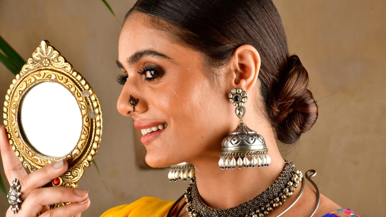 Jhumkas: Jhumkas are making a big comeback, and for a good reason. These traditional earrings look fabulous with everything, from jeans and kurtis to full-on traditional attire. Mixing and matching jhumkas with different outfits adds a playful yet sophisticated touch to your style (Image: Canva)