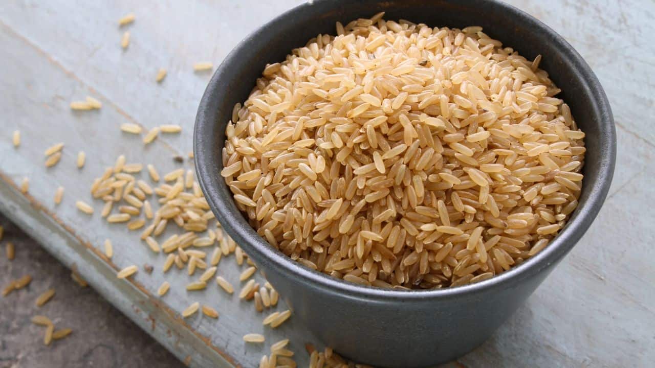 Do's: Focus on low-glycaemic-index foods: Low-glycaemic index (GI) foods help slow down glucose absorption and reduce insulin spikes. High insulin levels can exacerbate PCOS symptoms. Include whole grains like quinoa, barley, and brown rice; legumes such as lentils and chickpeas; and non-starchy vegetables like spinach, kale, and bell peppers. (Image: Canva)