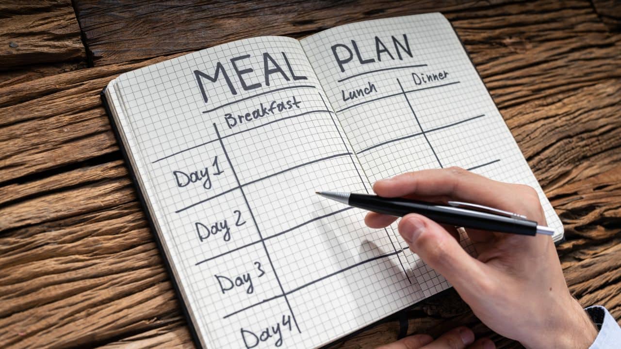 Avoid skipping meals: Skipping meals can lead to blood sugar imbalances and increase cravings, negatively impacting PCOS management. Aim for regular meals and snacks throughout the day to maintain stable blood sugar levels. (Image: Canva)