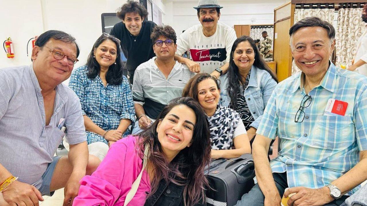 Kriti with the Khichidi cast 