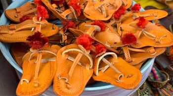 Style tips with Kolhapuri chappals: Whether you’re in jeans, capris, sarees, salwar kameez or skirts, Kolhapuris blend effortlessly. Dress them up or down without thinking twice (Image: Canva)