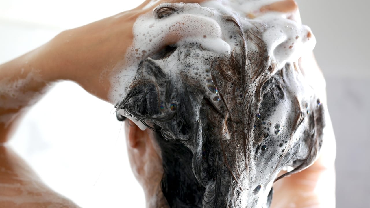 Do you use shampoo? Here's what you should know to avoid hair damage and frizz