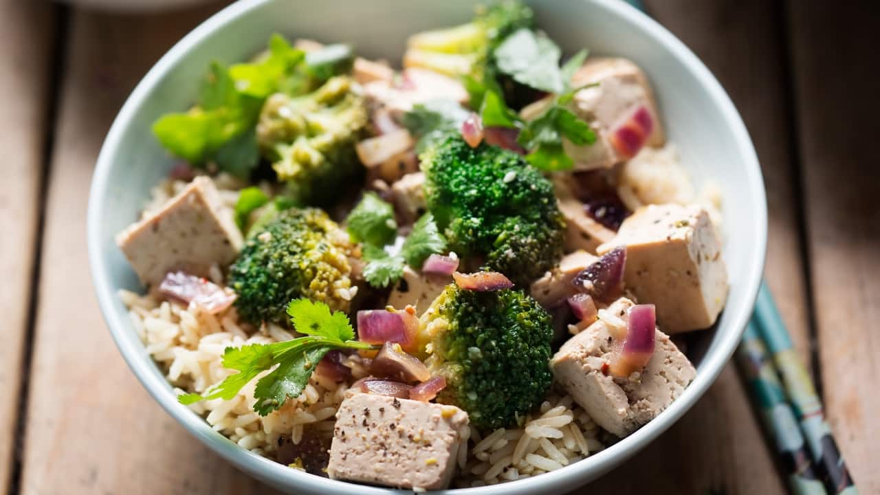 Protein-rich lunch recipes: Tofu Stir-Fry with Broccoli (Image: Canva)