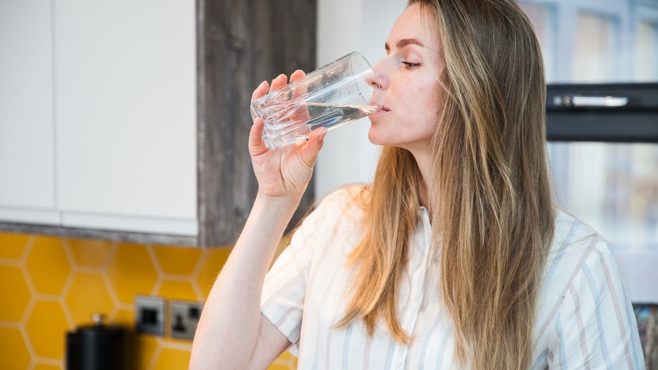 Health benefits of drinking water: Contaminated water is one of the top culprits behind monsoon illnesses. Carry your own bottle, and if unsure, opt for boiled or filtered water only, say experts (Image: Canva)
