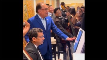 Malaysian PM Anwar Ibrahim sings 'Dost Dost Na Raha' during farewell at Delhi's Taj Hotel. Watch