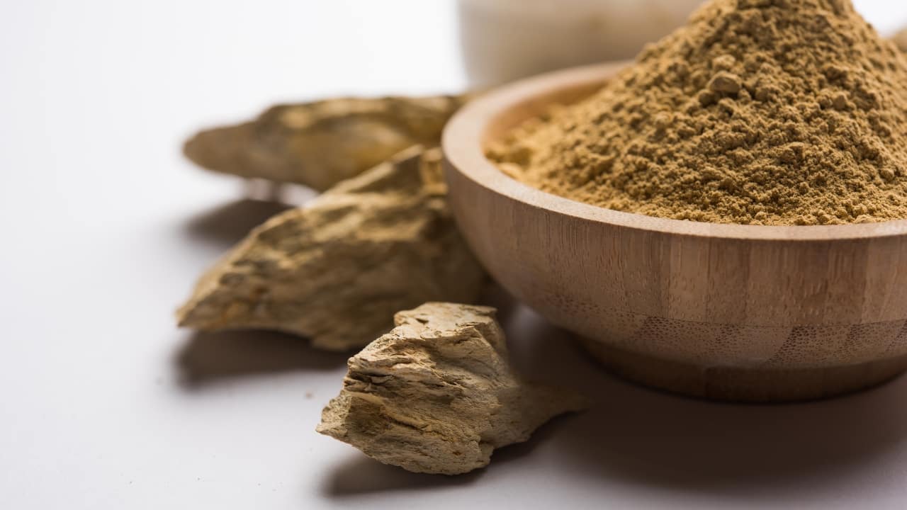 Benefits of multani mitti: Mixing it with rose water creates a cleansing mask that rejuvenates dull skin, making it look fresh and radiant (Image: Canva)