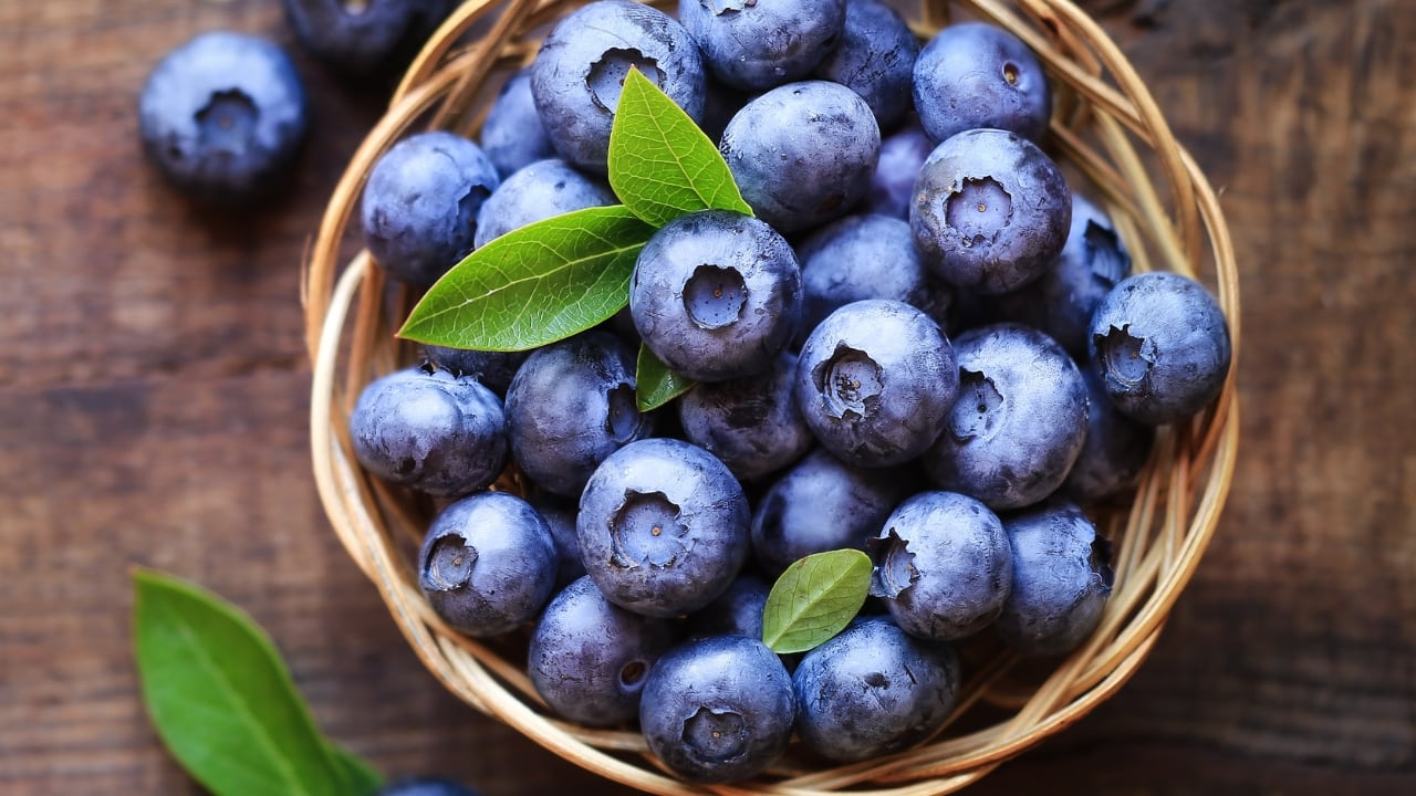 Blueberries Blueberries are antioxidant powerhouses, particularly high in flavonoids, which help reduce oxidative stress and inflammation in the brain. These berries are linked to improved memory and a slower rate of brain aging. Consuming blueberries regularly may also enhance communication between brain cells, support learning, and protect against neurodegenerative diseases like Alzheimer’s. (Image: Canva)