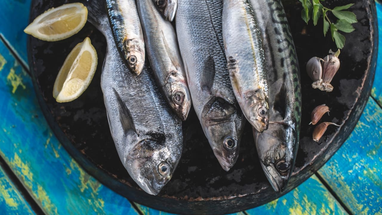 Fatty fish: Salmon, mackerel, and sardines are high in omega-3 fatty acids that have anti-inflammatory effects. Reducing inflammation may help decrease the severity and frequency of migraines, making fatty fish a beneficial dietary choice. (Image: Canva)