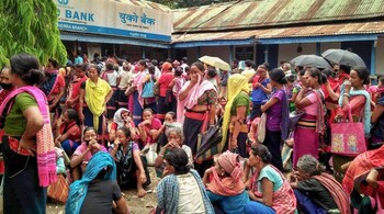 File: Women wait outside a bank to withdraw money from their Jan-Dhan account during the Covid lockdown (PTI)