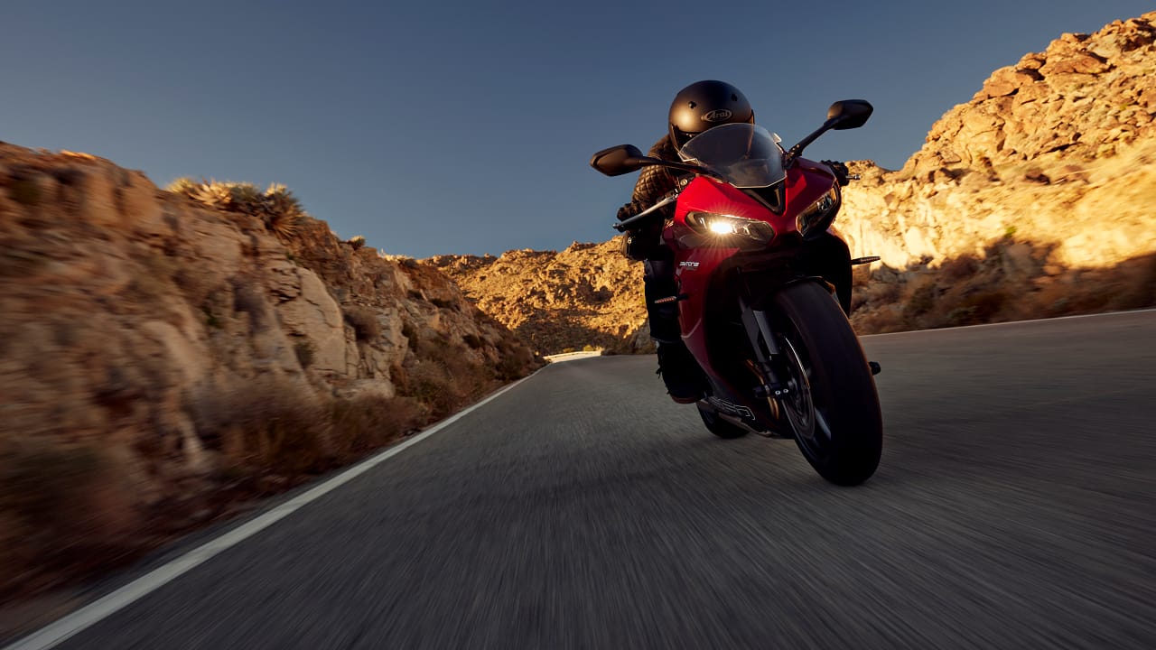 The new Daytona 660 sports a lightweight sports frame, top quality Showa 41mm upside down, big-piston front forks and a Showa rear suspension unit, delivering an easy and agile ride