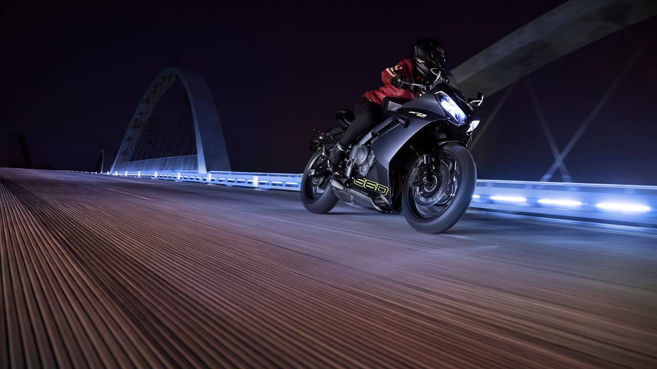  The ride-by-wire throttle delivers a precise throttle response, allowing for three riding modes: Sport, Road and Rain