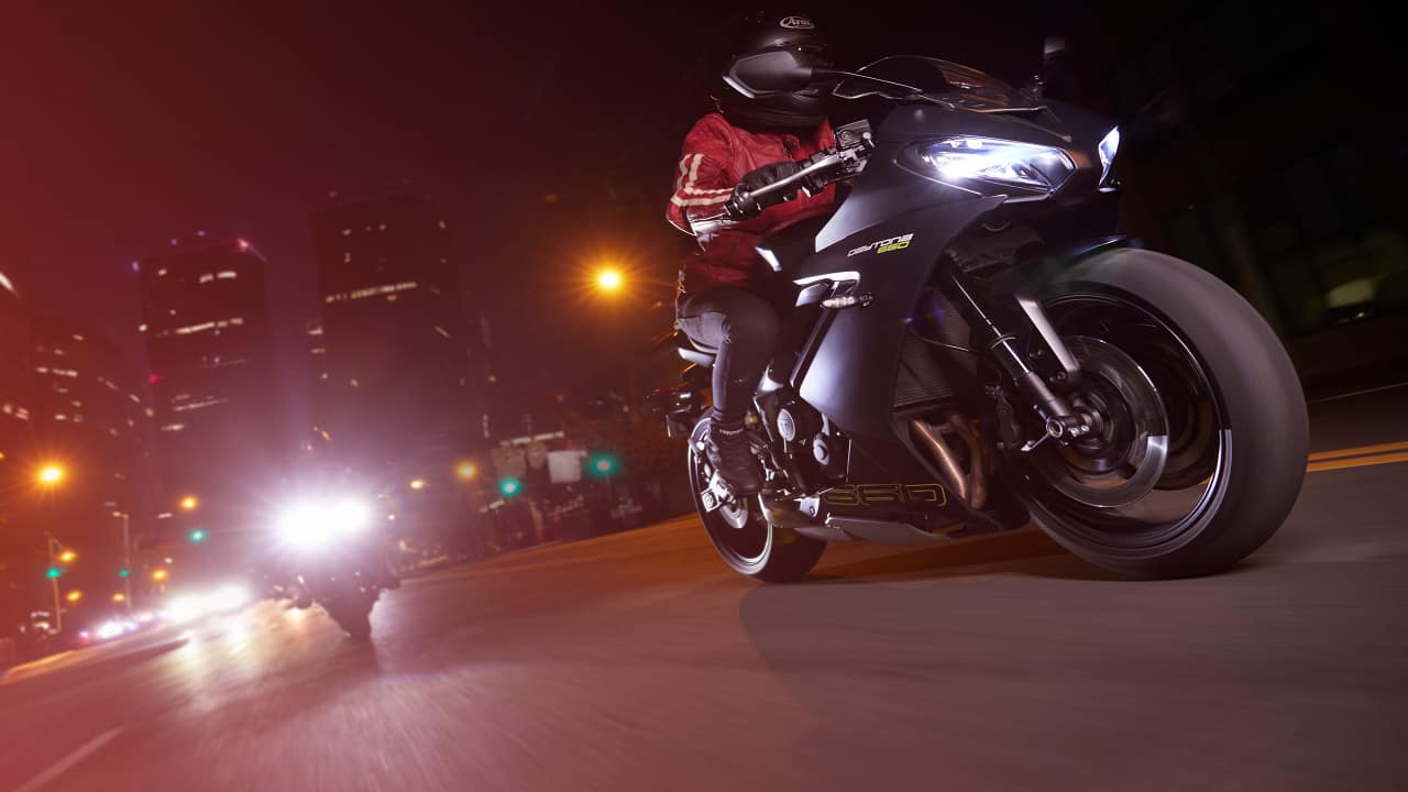 Split rider and pillion seats, with a rider seat height of 810mm and a narrow stand-over make the Daytona 660 manageable for riders of all sizes, and an accessory low seat is also available, lowering the seat height by 25mm to just 785mm