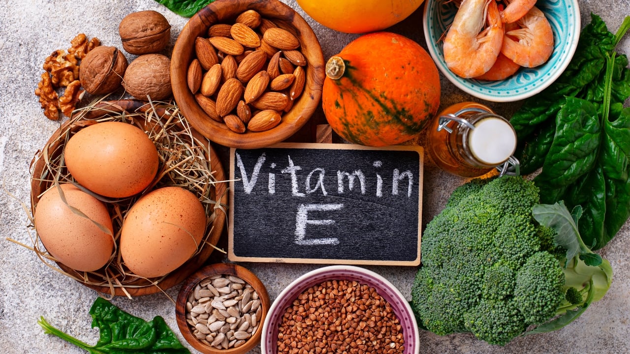 Antioxidants (like vitamin E): These help protect brain cells from damage and support cognitive function. Nuts, seeds, spinach, and avocados are rich sources of antioxidants. (Image: Canva)