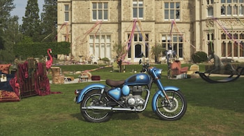 The 2024 Classic 350 comes in five variants and seven color options. (Image Credits: Royal Enfield)