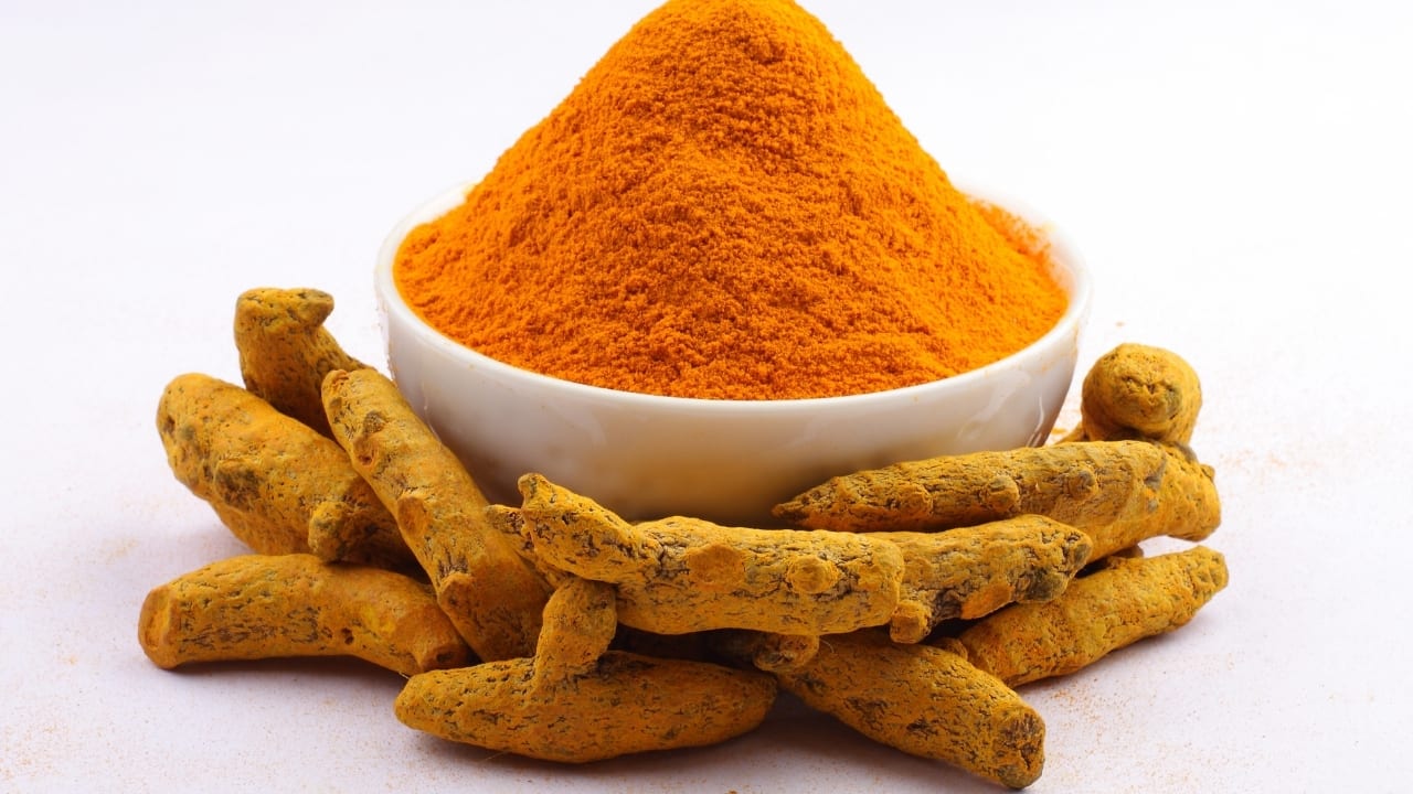 Turmeric: Turmeric is rich in curcumin, a potent anti-inflammatory and antioxidant. Curcumin helps reduce lung inflammation, neutralise harmful free radicals, and support the body’s natural detoxification processes. Consuming turmeric regularly can improve lung function, protect against lung diseases, and aid in the detoxification of harmful substances from the lungs. (Image: Canva)Turmeric: Turmeric is rich in curcumin, a potent anti-inflammatory and antioxidant. Curcumin helps reduce lung inflammation, neutralise harmful free radicals, and support the body’s natural detoxification processes. Consuming turmeric regularly can improve lung function, protect against lung diseases, and aid in the detoxification of harmful substances from the lungs. (Image: Canva)