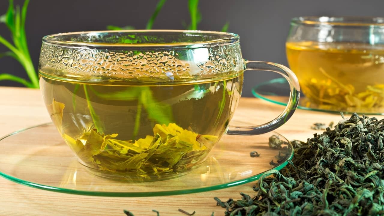 Green tea: Green tea is loaded with catechins, antioxidants that help reduce inflammation in the lungs and protect against oxidative damage caused by pollutants and toxins. Drinking green tea can enhance lung health by reducing the risk of chronic respiratory diseases, improving lung function, and supporting the body’s natural detoxification pathways. (Image: Canva)