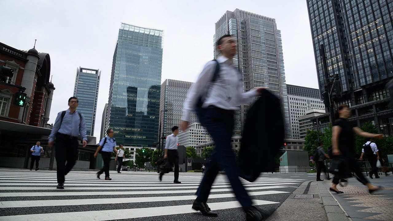 Asian stocks fall as investors weigh US Presidential election risks