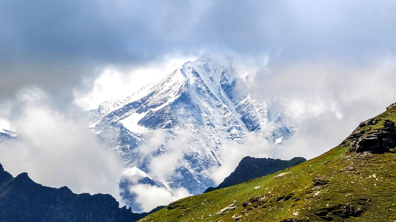 Kullu–Manali Airport, Bhuntar Set against the majestic Himalayas, this airport treats you to breathtaking views of lush valleys and towering peaks. The approach provides a scenic journey over verdant landscapes and sparkling rivers. (Image: Canva)